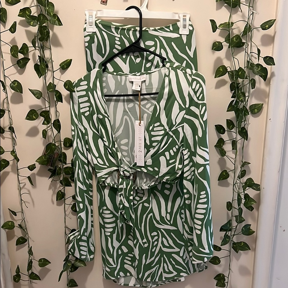 House of Harlow 1960 Green and White Leaf Print Set